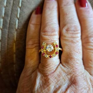 Puede incluir: Un juego de tres tazas de cerámica con un acabado moteado y mate. Las tazas son de color crema, gris claro y gris oscuro. Cada taza tiene un diseño minimalista, ideal para café o té.