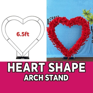 Könnte beinhalten: Ein herzförmiger Metall-Bogenständer, 2 Meter hoch, mit einem roten Blumenarrangement in Herzform im Hintergrund.