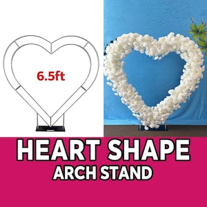 Könnte beinhalten: Ein silberner herzförmiger Bogenständer, 2 Meter hoch, mit einem weißen Blumenarrangement in Herzform. Der Ständer steht auf einem blauen Hintergrund mit dem Text "LISA TSUI CRAFT DESIGN".