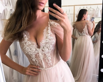 Blush Tüll Brautkleid offen zurück, Brautkleid mit Blumenstickerei