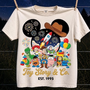 Toy Story & Co PNG, Woody Buzz Lightyear Jessie Rex Hamm Alien Slinky Dog födelsedagströja design, Toy Story familjeresa PNG