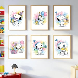 Puede incluir: Seis impresiones artísticas enmarcadas de Snoopy. Cada impresión presenta a Snoopy con un gorro de fiesta, con fondos de acuarela coloridos. Snoopy se muestra con regalos, globos, un pastel y una bocina. Las impresiones están en marcos de madera clara.