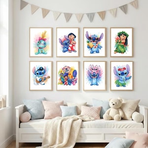 Puede incluir: Un conjunto de ocho impresiones enmarcadas en acuarela con el personaje Stitch de la película animada Lilo & Stitch. Cada impresión muestra a Stitch en varias poses y atuendos, sobre fondos de acuarela coloridos. Las impresiones se exhiben sobre un sofá blanco con cojines pastel.