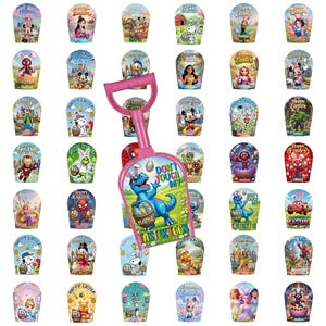 Op de afbeelding: Een roze plastic speelgoed schep met een dinosaurusafbeelding met de tekst "DON'T TOUCH MY EASTER EGGS". Rondom de schep staan diverse paas cadeautassen met stripfiguren.