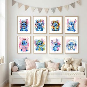 Puede incluir: Un conjunto de ocho impresiones en acuarela enmarcadas que presentan al personaje Stitch con varios disfraces. Cada impresión muestra a Stitch con un atuendo diferente, incluyendo una vaca, un tigre y una oveja. Las impresiones tienen un fondo de acuarela colorido y se exhiben sobre un sofá blanco con cojines pastel.