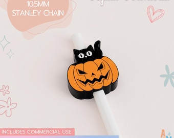 Op de afbeelding: Een rietjes-topper met een zwarte kat die in een oranje pompoen met een uitgesneden gezicht zit. De topper is bevestigd aan een wit rietje. Tekst op de afbeelding bevat Digital Download, 8MM 10.5MM STANLEY CHAIN, INCLUDES COMMERCIAL USE en Pumpkin Cat Straw Topper.