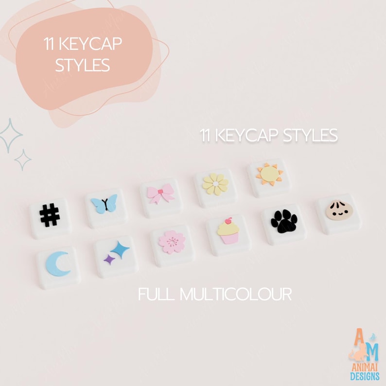 Op de afbeelding: Een collectie van 11 witte vierkante toetsenbordtoetsen met diverse kleurrijke iconen, waaronder een hashtag, vlinder, strik, bloem, zon, maan, sterretjes, cupcake, pootafdruk en een gezichtje. De tekst 11 KEYCAP STYLES is duidelijk zichtbaar.