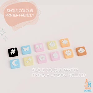 Op de afbeelding: Een verzameling kleine vierkante tegeltjes in pastelkleuren, elk met een wit reli&euml;f-icoon zoals een hashtag, vlinder, strik, bloem, zon, maan, sterretjes, cupcake, pootafdruk en knoedel. Tekst: SINGLE COLOUR PRINTER FRIENDLY.