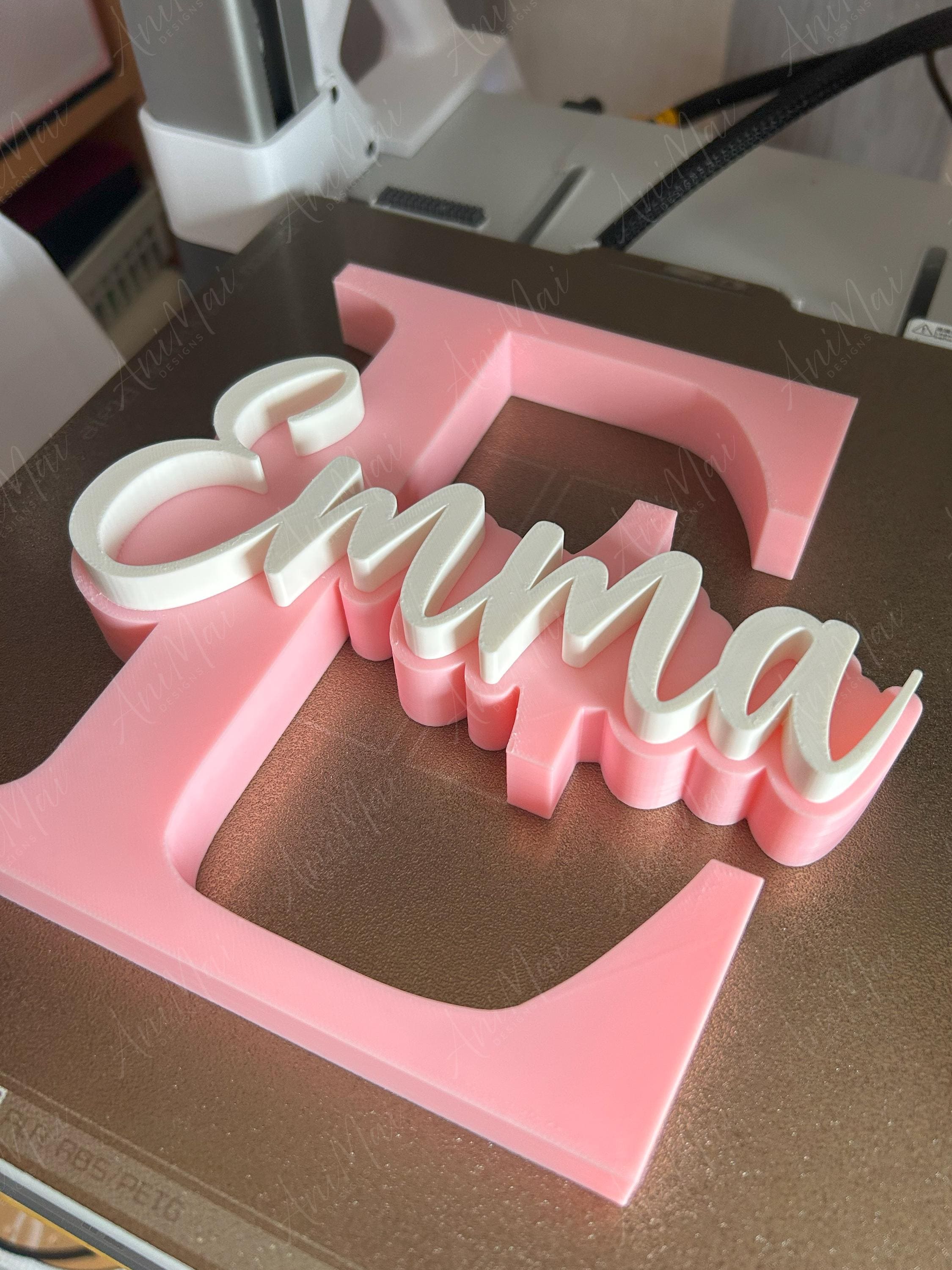 Aangepaste Voorletter En Naambord STL bestand 3D print STL Digitale aangepaste-voorletter-en-naambord-stl-bestand-3d-print-stl-digitale