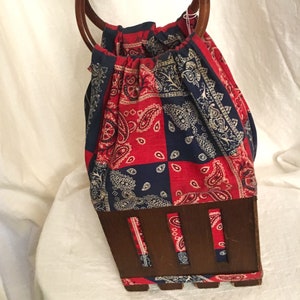 Bolso tipo cartera con forma de bandana y asa estilo brazalete estilo vintage