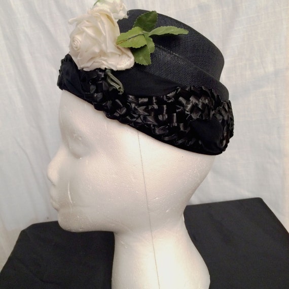 Vintage 1950s Black Flower Pot Hat with White Ros… - image 2