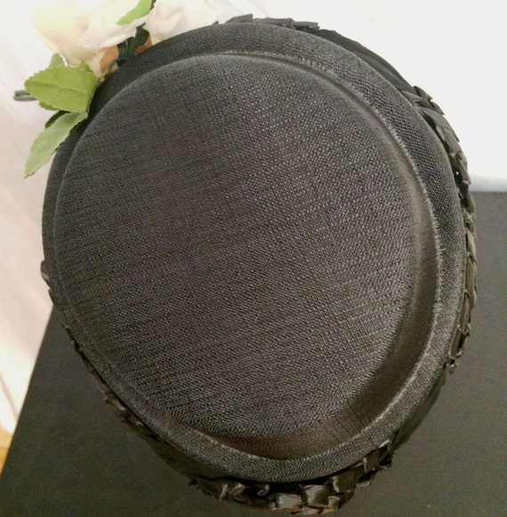 Vintage 1950s Black Flower Pot Hat with White Ros… - image 4