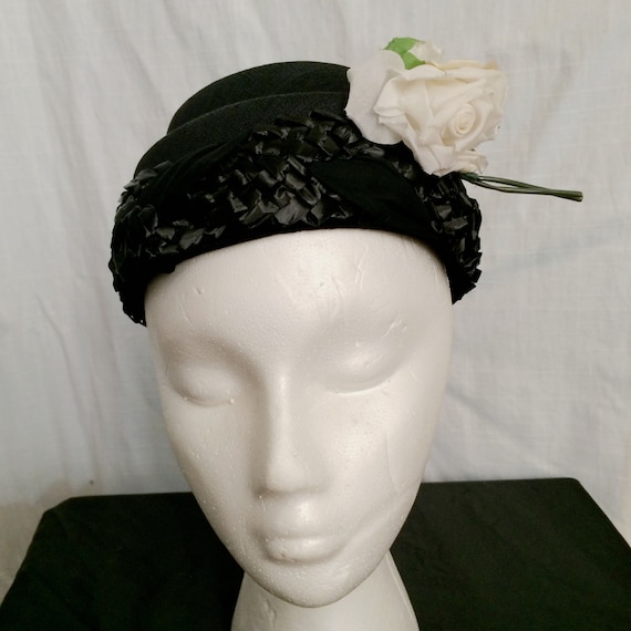 Vintage 1950s Black Flower Pot Hat with White Ros… - image 1
