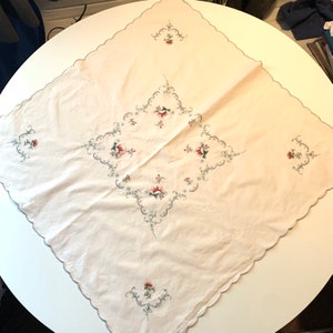 Bridge Cloth/Luncheon Cloth/Tablecloth with 6 Matching Napkins Vintage 50s Embroidered Linen