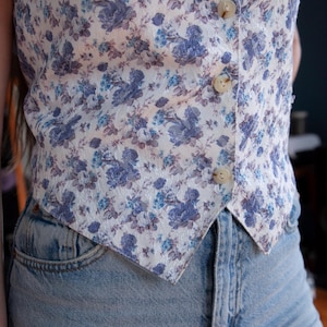 70-tals pastellblå blommig väst tillverkad i Frankrike, Vintage babyblå väst med vävdetaljer damstorlek M, V-ringad ärmlös topp med knappar, Boho väst