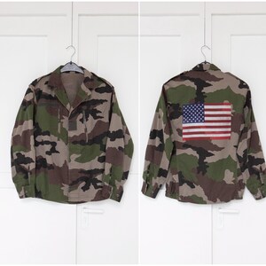 Vintage Tarn-Armeejacke mit US-Flaggen-Druck – verdeckte Knopfleiste, Reißverschlusstaschen – Unisex (Männer S / Damen M)