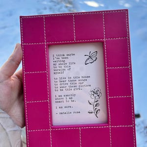Poesía original escrita a máquina en marco rosa