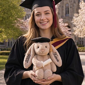 Gepersonaliseerde afstudeerkonijn pluche, afstudeercadeau, college afstudeercadeau, konijntje met pet diploma, afstuderen knuffeldier