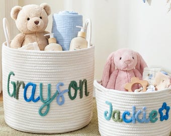 Personlig handgjord korg, presentkorg för babyshower, babypresent, stickad bomullskorg för barn, presentkorg i repbomull, leksaksorganisatör