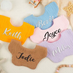 刺繍入りパーソナライズよだれかけ、モスリン製ベビーよだれかけ、ベビーネーム入りよだれかけ、パーソナライズベビーよだれかけ、ベビー用ハグ、刺繍入りベビーギフト、高級よだれかけ