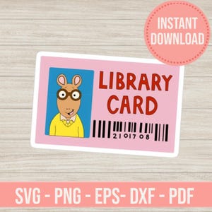 Op de afbeelding: Een roze bibliotheekkaartontwerp met het stripfiguur Arthur. De kaart heeft de woorden "LIBRARY CARD" in het rood, een barcode en de tekst "INSTANT DOWNLOAD" in een roze cirkel. De onderkant van de kaart heeft de tekst "SVG - PNG - EPS - DXF - PDF".