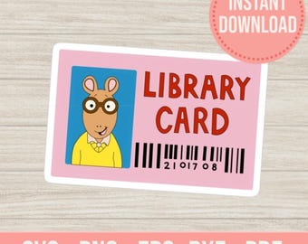 Op de afbeelding: Een roze bibliotheekkaartontwerp met het stripfiguur Arthur. De kaart heeft de woorden "LIBRARY CARD" in het rood, een barcode en de tekst "INSTANT DOWNLOAD" in een roze cirkel. De onderkant van de kaart heeft de tekst "SVG - PNG - EPS - DXF - PDF".