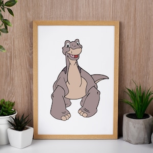 Pode incluir: Uma impress&atilde;o emoldurada com um personagem de dinossauro de desenho animado em tons de cinza e bege. O dinossauro tem um pesco&ccedil;o longo e uma express&atilde;o sorridente, em um fundo branco. A moldura &eacute; de madeira clara.