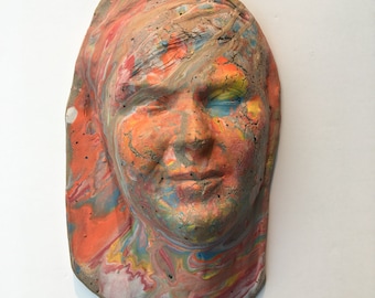 Art mural en céramique, portrait de femme, sculpture, masque avec surface de fissuration de boue colorée, peinture fluide engobe de porcelaine marbrée
