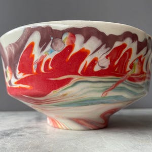 Ciotola da tè marmorizzata con pittura a colata di smalto, recipiente chawan, spettro completo di colori, gocce di porcellana