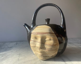 Theepot gezicht sculptuur kunst aardewerk gemarmerd steengoed agateware Boeddha vaartuig surrealistische hoofdpot