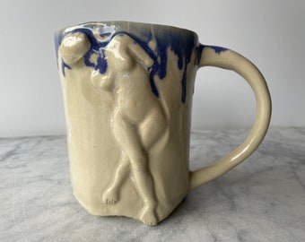 Mug nude fait main en bas-relief sculpture coupe côté stretch auto-soin art céramique poterie navire mature