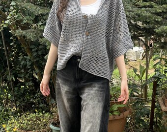 Handgefertigte Häkelspitze-Strickjacke | Grauer Farbverlaufs-Pullover mit Knöpfen | Boho Strickwaren für Damen