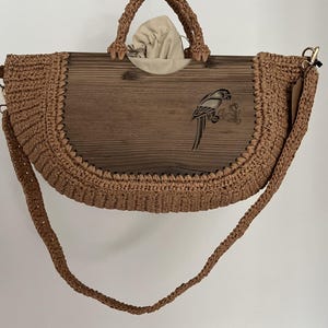 Handgemaakte draagtas van raffia en hout, boho-tas met handvat aan bovenkant met papegaaidetail, milieuvriendelijke strandtas, gehaakte schoudertas, Moederdagcadeau