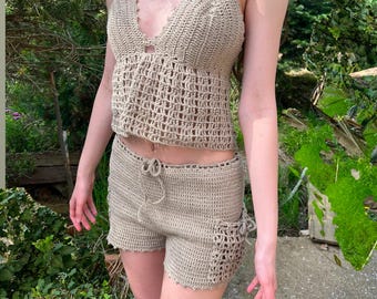 Conjunto corto de crochet hecho a mano: Top corto de algodón verde oliva, ajuste ajustable