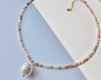 バロックパールペンダント付き小さなビーズネックレス、マルチカラービーズネックレス、ミニマリストネックレス、女性用毎日使えるネックレス