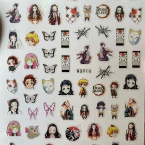 Puede incluir: Hoja de pegatinas coloridas con personajes y símbolos de la serie de anime Demon Slayer. Las pegatinas incluyen imágenes de personajes, mariposas y otros elementos gráficos. Las pegatinas están sobre un fondo blanco.