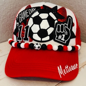 Czapka typu trucker dla mamy piłkarza z naszywkami i łańcuchami: odzież na mecz