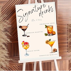 Op de afbeelding: Wit bord met de tekst "Signature Drinks" en illustraties van vier cocktails: Espresso Martini, Amaretto Sour, Disco Fever en Pornstar Martini.