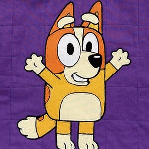 Könnte beinhalten: Eine Zeichentrickfigur mit orangefarbenem und gelbem Fell, weißen Akzenten und schwarzen Augen ist auf einem violett gesteppten Hintergrund zentriert. Die Figur hat die Arme in einer einladenden Geste erhoben. Das Bild ist eine Nahaufnahme der Figur.
