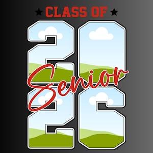 Könnte beinhalten: Schwarz-graues Grafikdesign mit dem roten Text "CLASS OF" über den Zahlen "2026". Das Wort "Senior" ist in roter Schreibschrift über den Zahlen geschrieben. Die Zahlen haben eine Landschaft im Inneren.