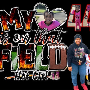 Może przedstawiać: Grafika na czarnym tle z napisem "MY is on that FIELD Hot Girl" w płomiennej czcionce. Dołączono zdjęcie dziewczynki w różowej koszulce w kształcie serca. Dwa dodatkowe zdjęcia przedstawiają dziewczynkę w różowym stroju do futbolu z numerem 44.