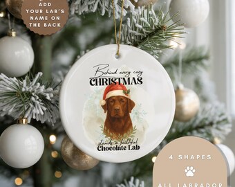 Decorazione personalizzata Labrador color cioccolato – Ricordo natalizio in ceramica lucida bifacciale con nome del cane