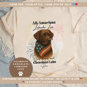 Könnte beinhalten: Cremefarbenes T-Shirt mit einem schokoladenfarbenen Labrador, der ein patriotisches Halstuch trägt. Das Shirt trägt den Text "All-American Labrador Love" und "Stars, Stripes and Chocolate Labs". Das Design beinhaltet Feuerwerk und die Worte "Celebrate Chocolate Labrador Love".
