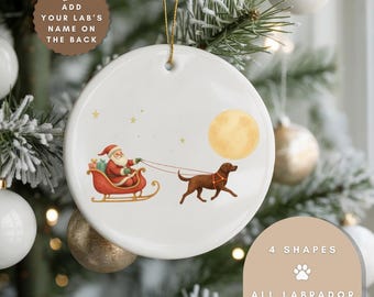 Ornamento in ceramica personalizzato Labrador cioccolato - Design acquerello con slitta di Babbo Natale