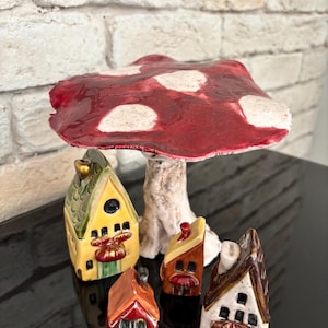 Miniatuur, keramisch huis. Unieke 4-in-1 kleine herenhuizen met kerk