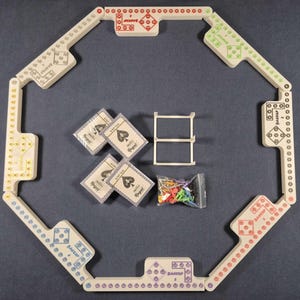Sauvegarde 8 / Jeu de société Pegs and Jokers. Version pour 8 joueurs avec cartes. Amusez-vous en famille !
