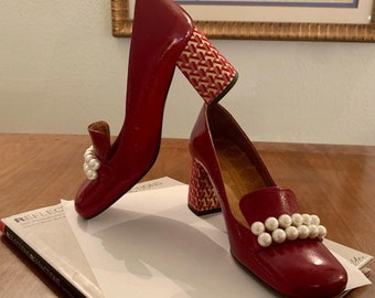 Retro Chie Mihara Red Crushed Patent Leather Party Shoes Patterned Fabric Chunky Heels Squared Toes Double Row Large Faux Pearls Across Vamp