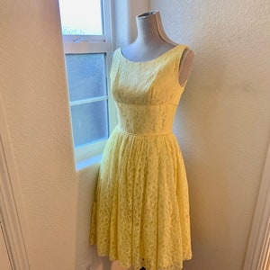 Vestido de fiesta de cóctel con encaje de ensueño de los años 50, vestido de fiesta de graduación, amarillo limón soleado, cintura ancha, etiqueta ILGW Union imagen 1