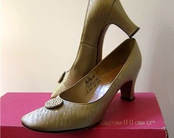 60s Andrew Geller Gala Wedding Pumps 3D Iridescent Textured Gold Shoes Rounded Toe Rhinestone Vamp Psychedelic Sixties