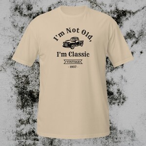 パーソナライズされた「私は年寄りじゃない、クラシック」 - メンズの面白い誕生日Tシャツ、彼へのギフト、車のシャツ、トラックのシャツ、お父さんのシャツ、おじいちゃんのシャツのギフト